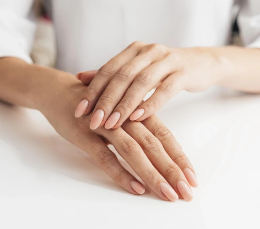 manos-con-bonitas-unas-de-gel