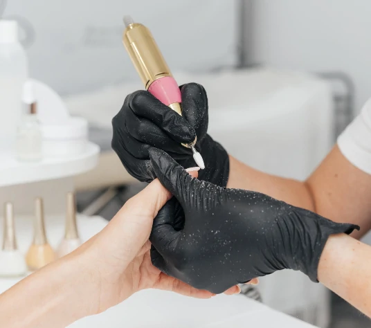 manos-mujer-quitando-esmalte-con-torno