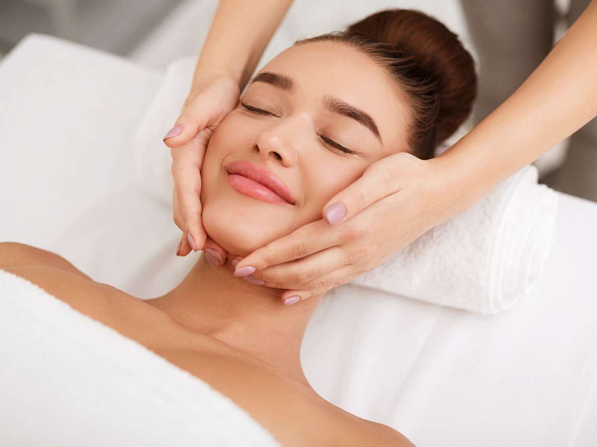 face-massage-woman-getting-spa-treatment-in-salon-72akjur-jpg